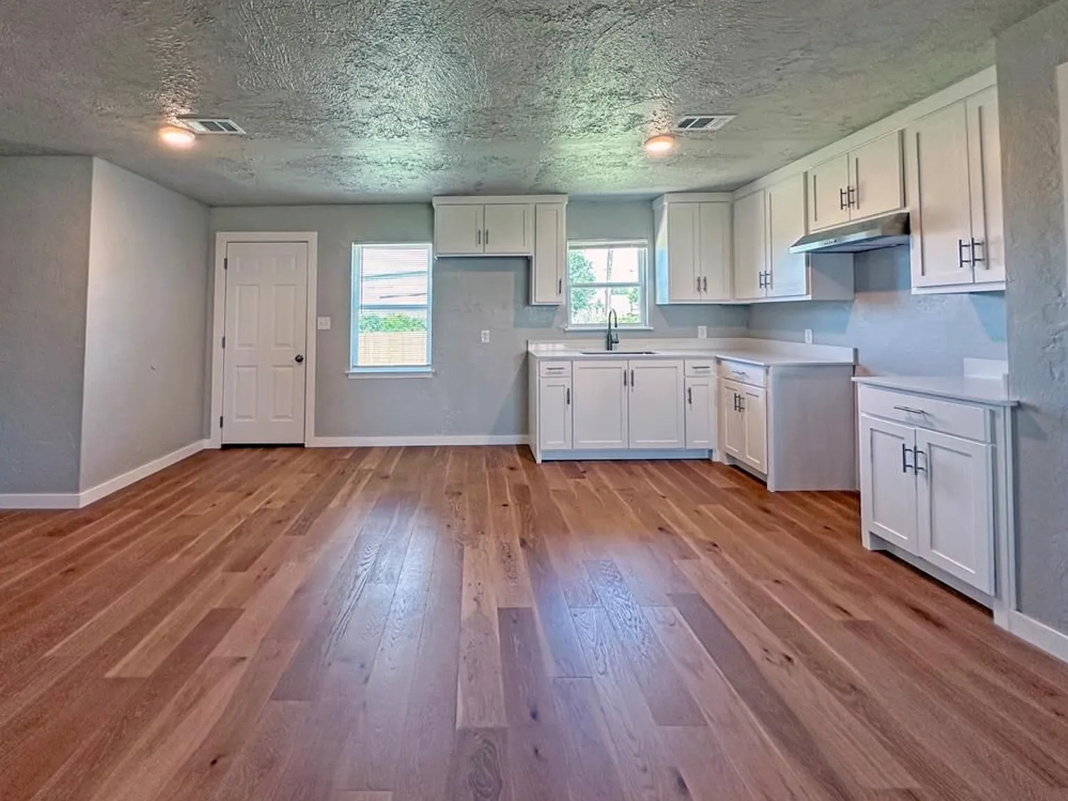 3 bed, 1214 sqft, $1,975 — Photo 2