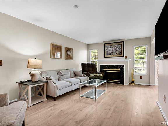 5th image of 3947 Hunters Cir E