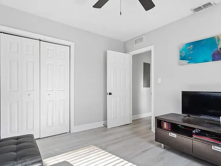 715 W Harlan St — Photo 34