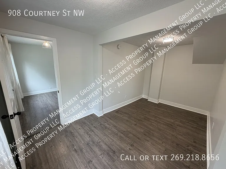 908 Courtney St NW — Photo 23