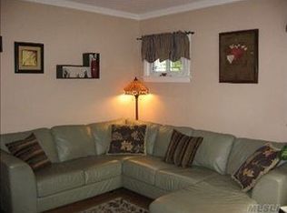 89 Haddon Rd, New Hyde Park, NY 11040