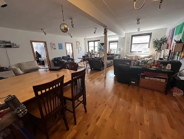 5 bed, 2500 sqft, $4,900 — Photo 2