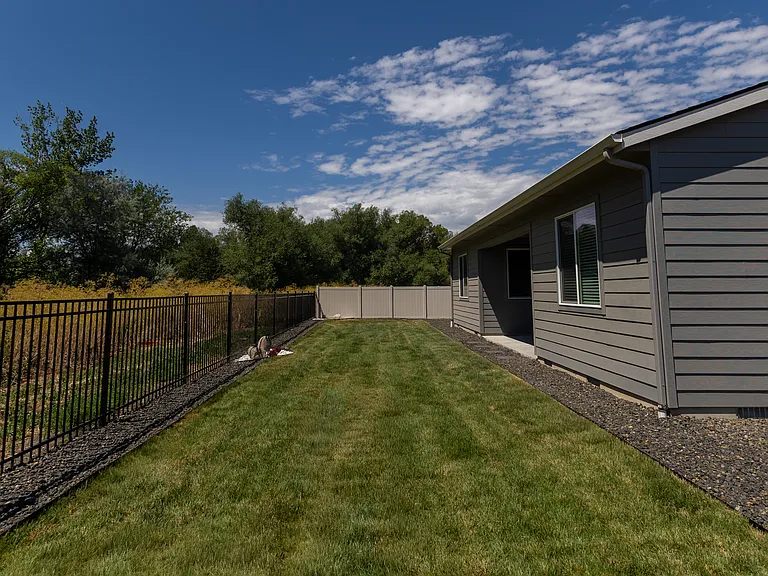 8933 W Tamworth Dr — Photo 35
