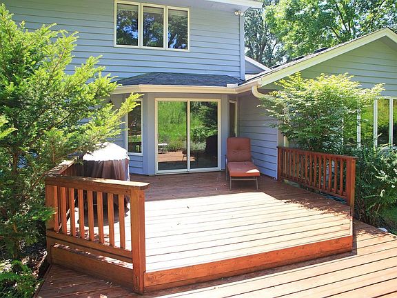 3rd image of 887 Park Knoll Dr
