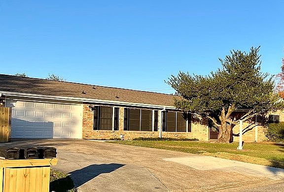 5th image of 15833 Parkwood Dr S