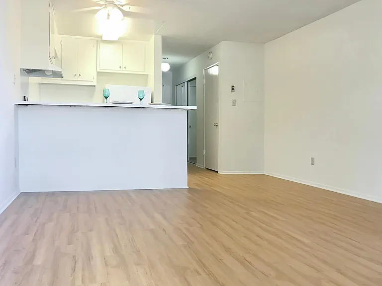Ocean West Apartments — Photo 16