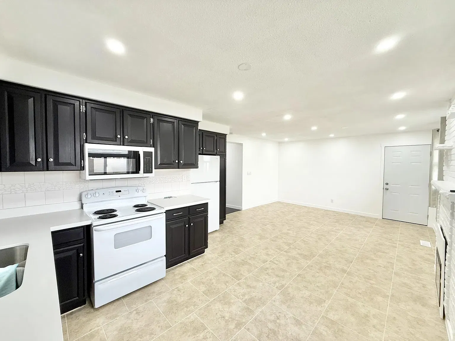 3 bed, 999 sqft, $3,200 — Photo 3
