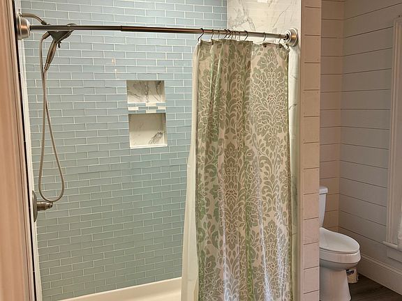 5th image of 418 W Green St