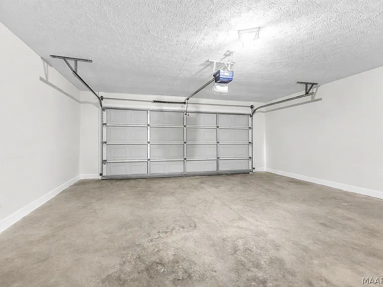 3925 Claiborne Cir — Photo 24