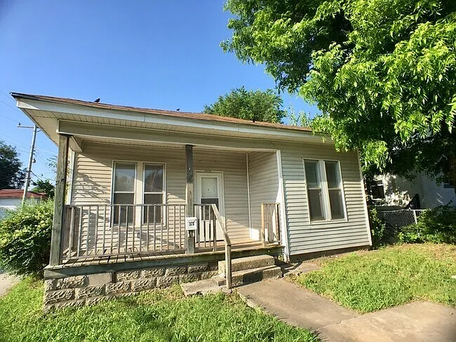 320 W Duffy St — Photo 2