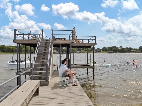 224 Pin Oak Dr, Mabank, TX 75156