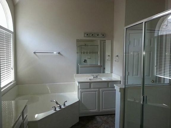4th image of 9718 Glenshee Dr