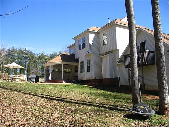 HUGE LOT  GREAT PATIO AREA