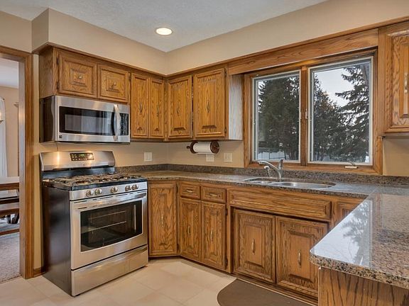 5th image of 919 Julie Dr