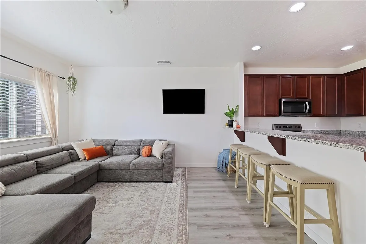 3 bed, 2.5 bath, 1360 sqft, $2,000 — Photo 3
