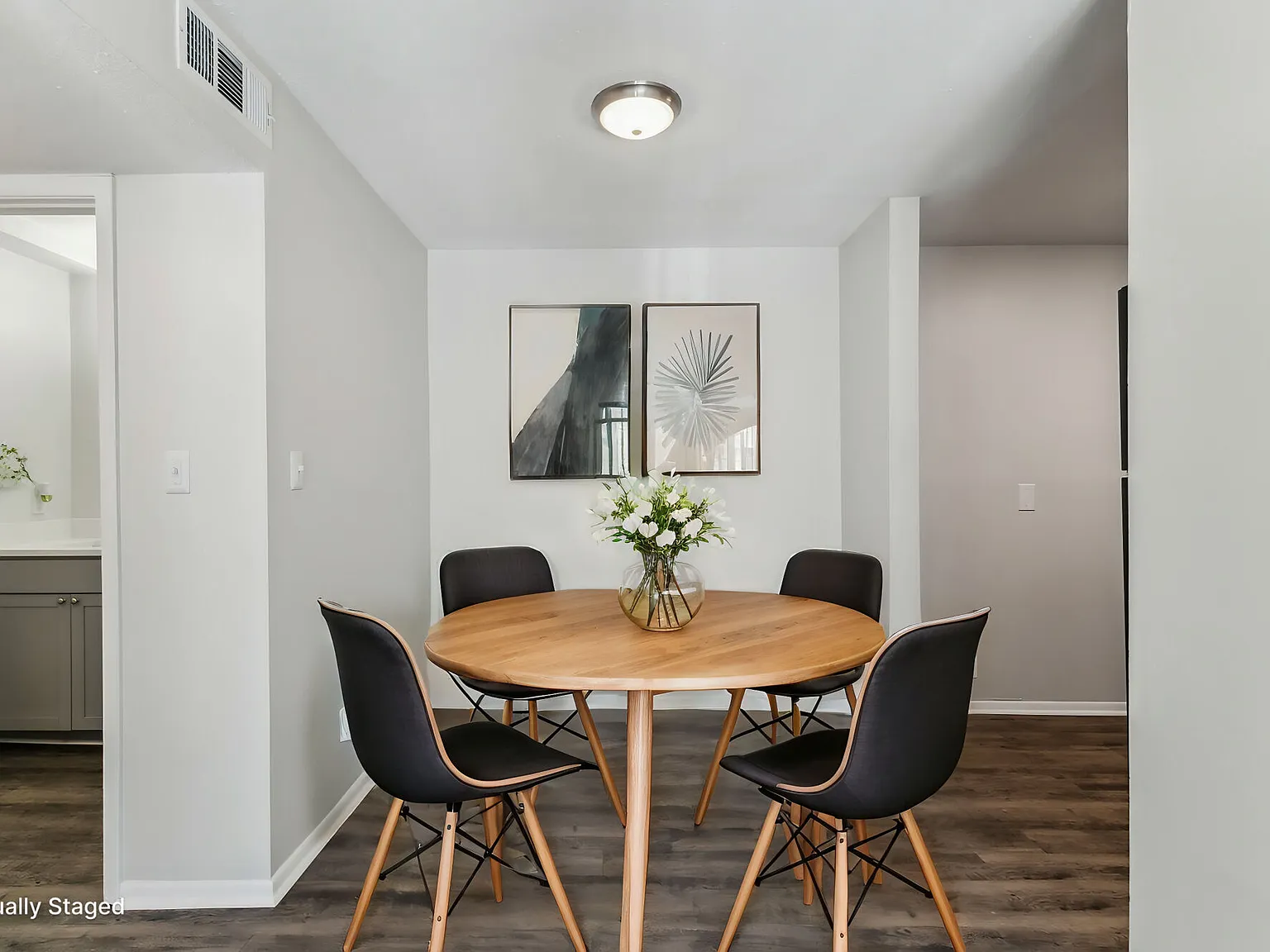 Mitchell s Park Apartments — Photo 3