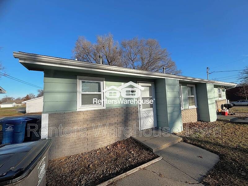 1st image of 922 E Railroad Ave