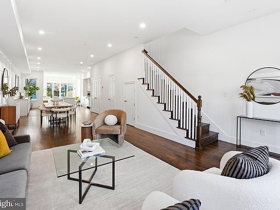 5th image of 1109 4th St NE