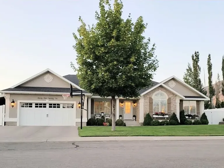 4522 W Carriage Ln — Photo 1