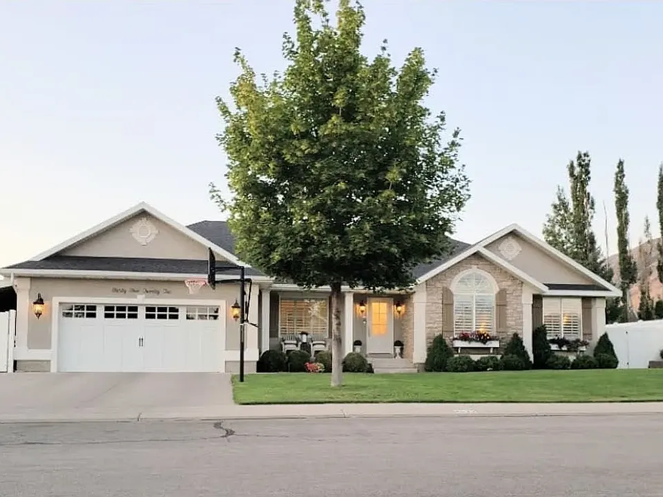 4522 W Carriage Ln