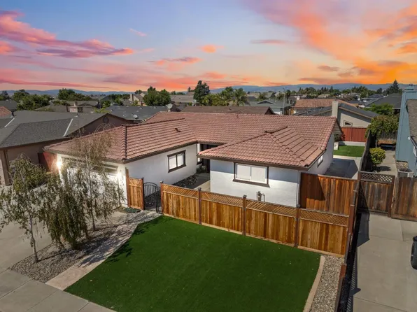 1640 Sunset Dr, Hollister, CA 95023