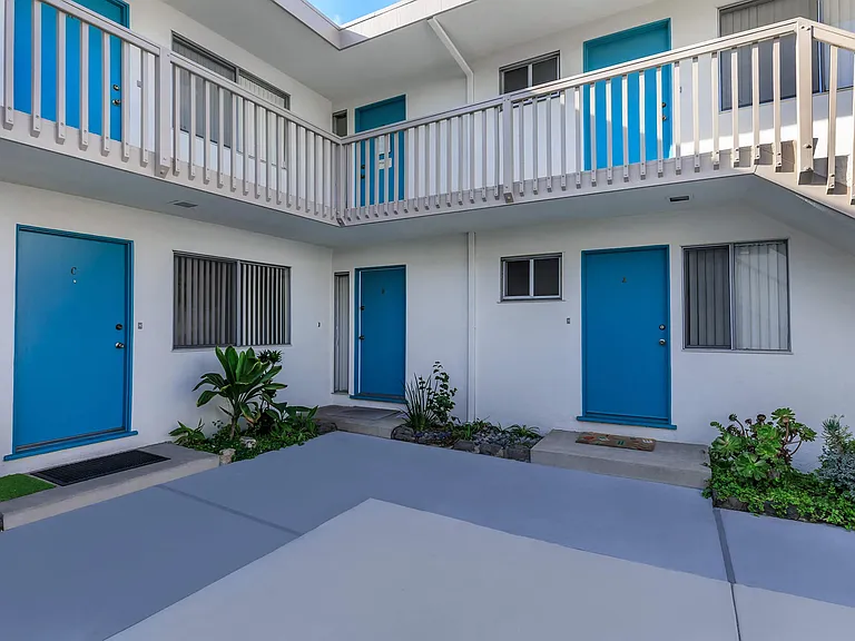 Sea Breeze Beach Apartments — Photo 13