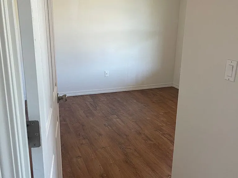 1406 E Adelia Ct — Photo 11