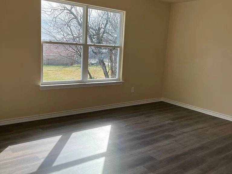 213 W Dunn Ave — Photo 2