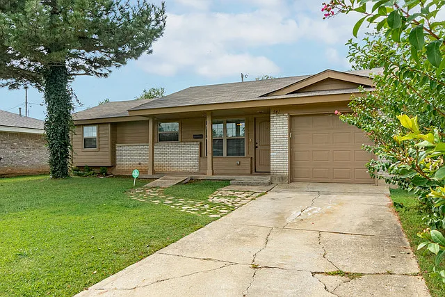 741 N Dallas Ave — Photo 3