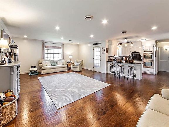 3rd image of 109 E Killarney Dr
