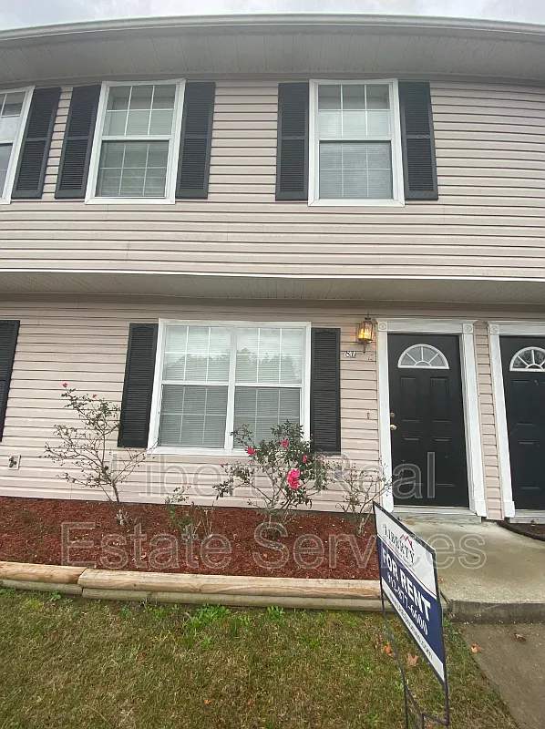 Colonial Park Condos — Photo 1