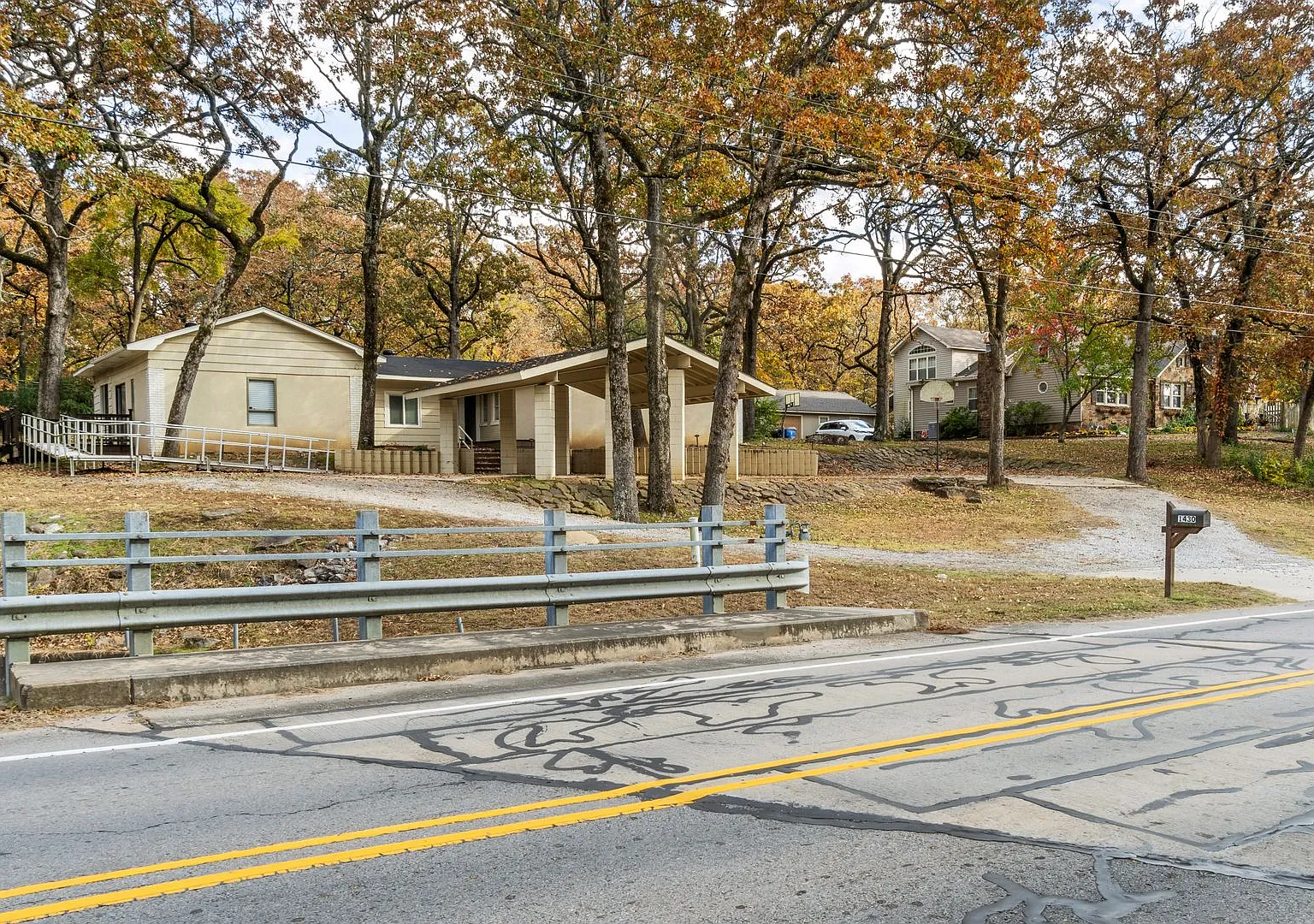 * Move-In Special * Gorgeous 5 bedroom, 2.5 bath House on a .88 Acre Lot in Fort Smith! — Photo 2