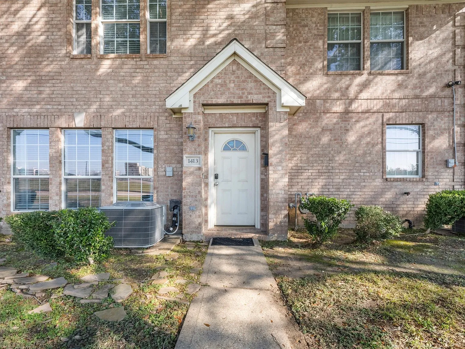 3 bed, 2.5 bath, 1955 sqft, $2,200 — Photo 3