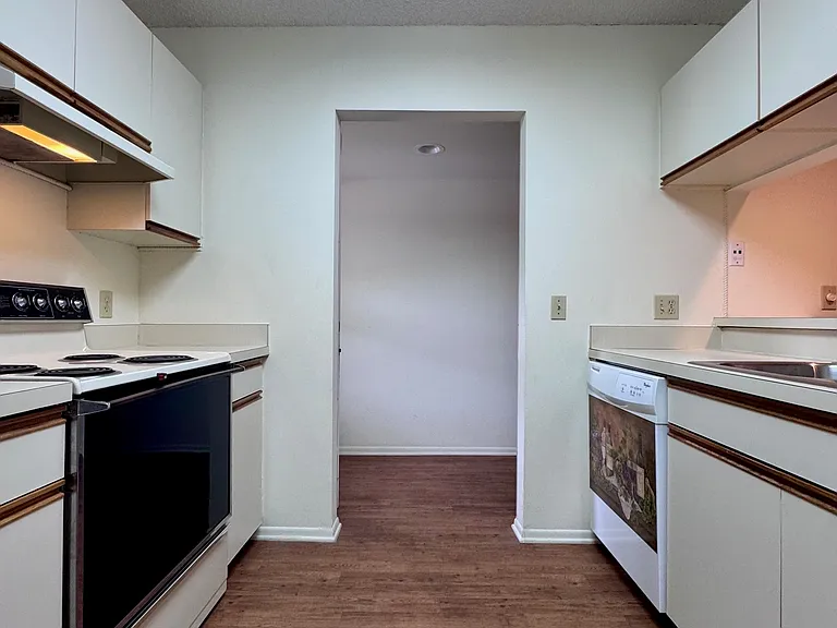 Lovely kitchen to make daily meals & memories in!