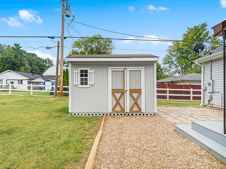 305 Lake Dr — Photo 23