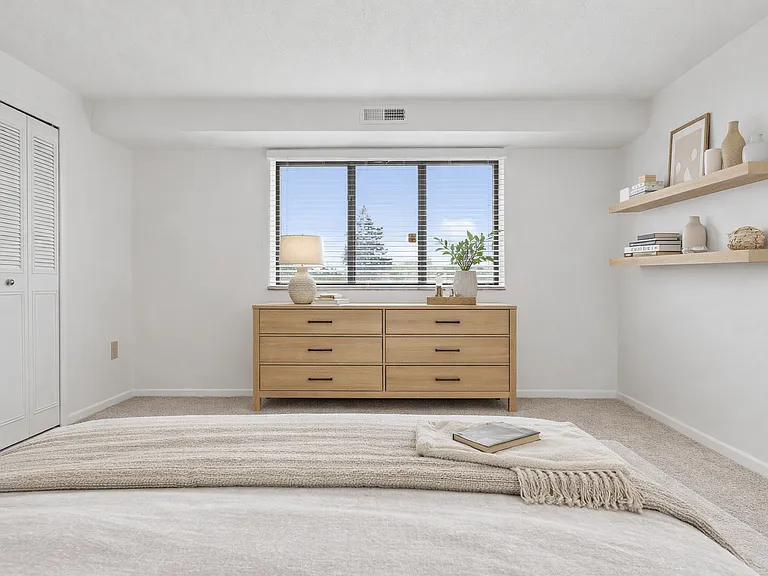 Carlyle Tower Apartments - Southfield, MI — Photo 21