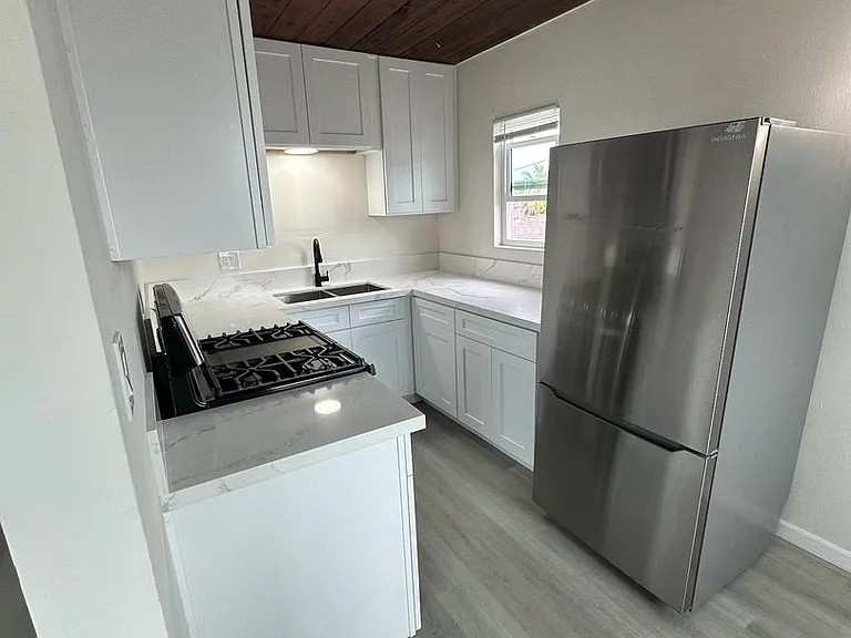 1109 S 36th St #4 — Photo 6
