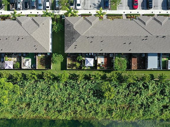 5th image of 438 NE 12th St