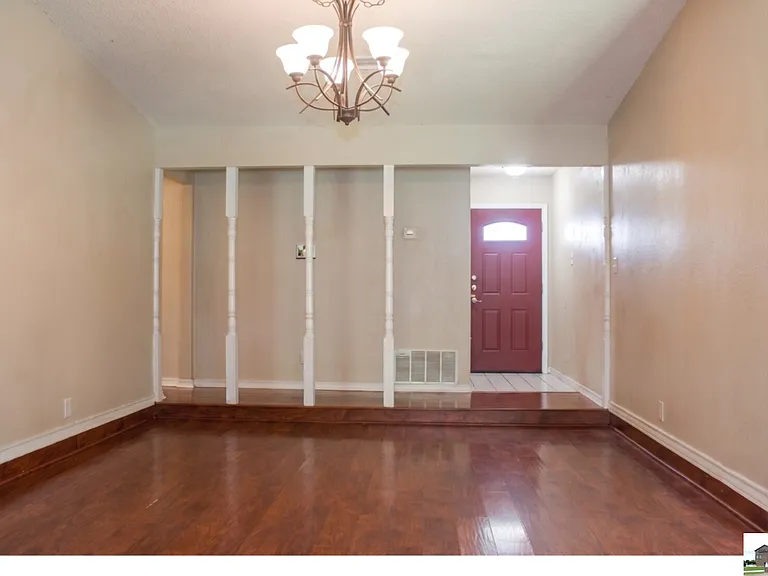 211 E Hogan Dr — Photo 3