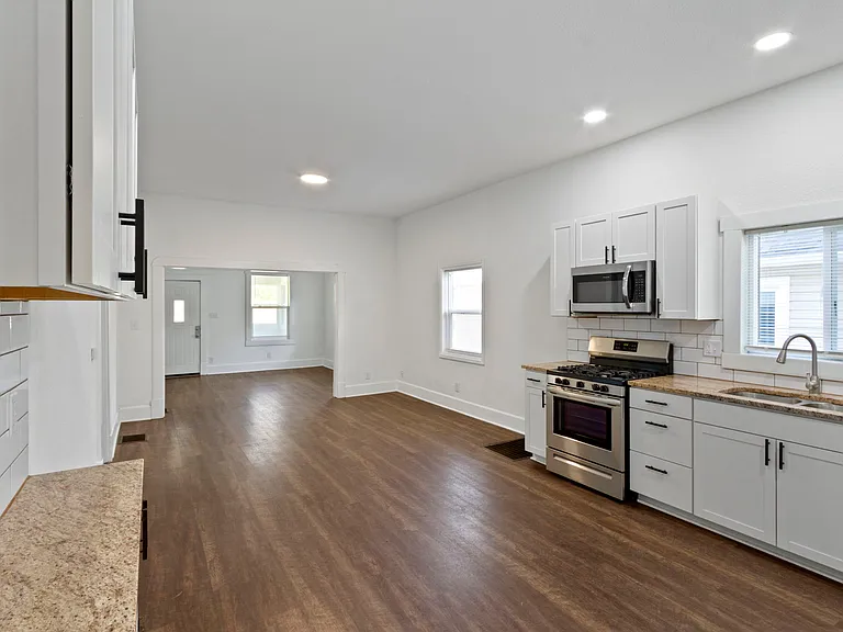 1413 S State Ave — Photo 10