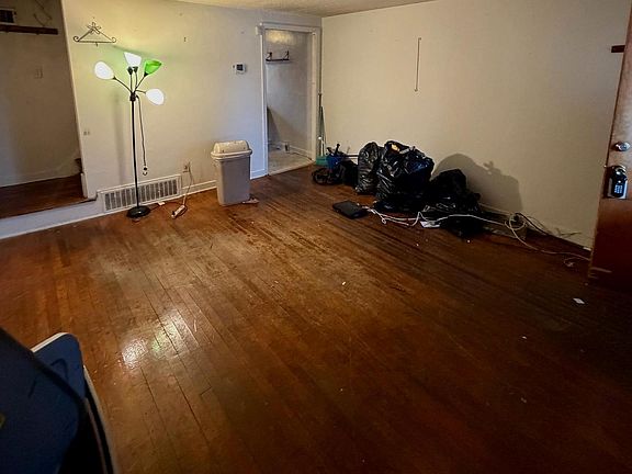 4th image of 411 Main St