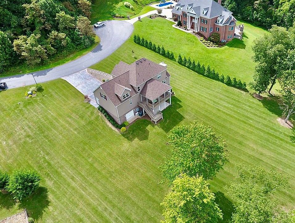 2nd image of 104 Hogan Cir