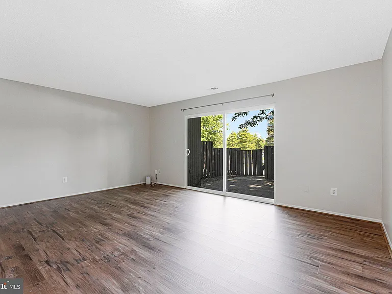 2202 Southgate Sq — Photo 16