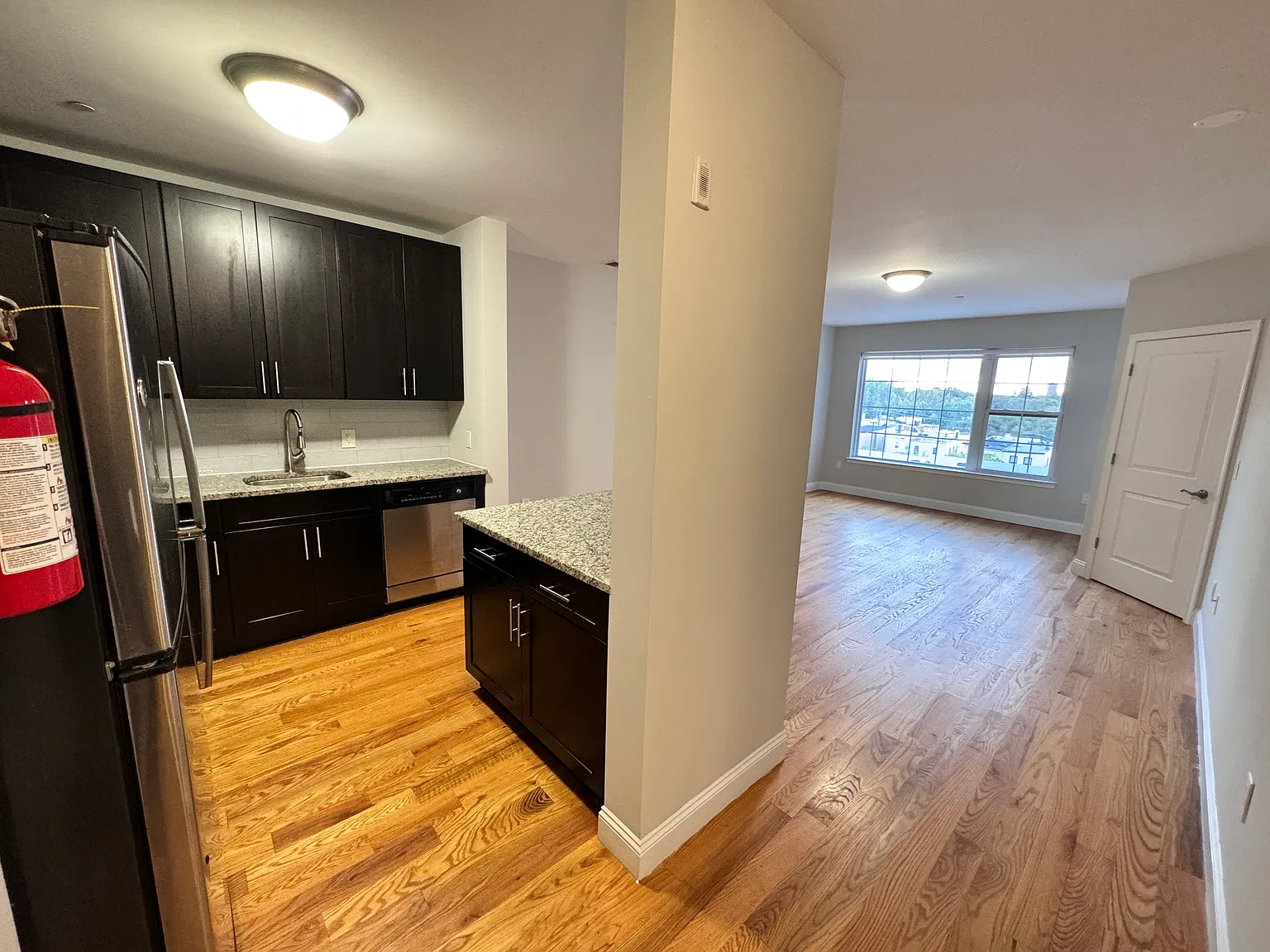 1 bed, 815 sqft, $2,300 — Photo 2