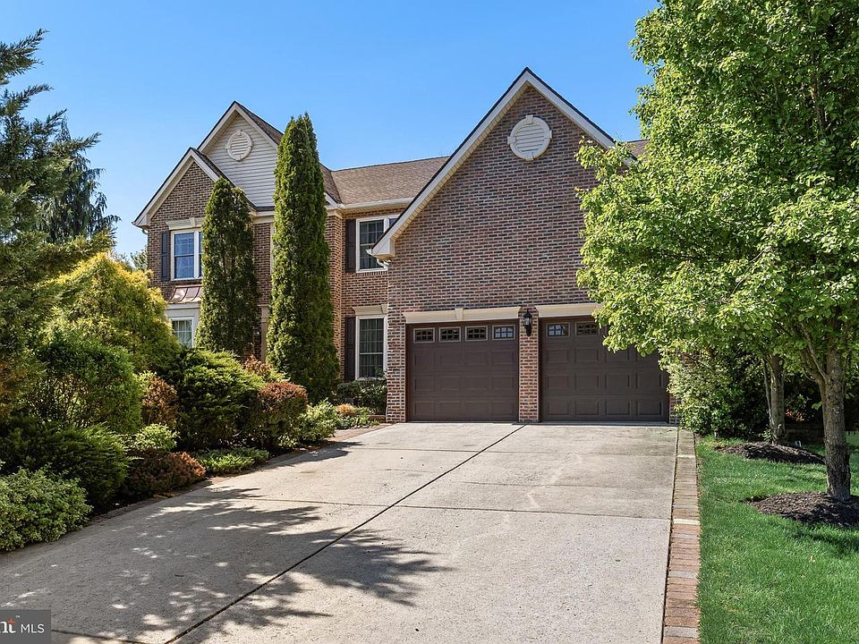 1st image of 4 Edgewater Dr