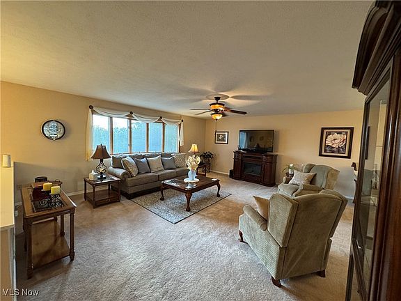 3rd image of 262 Harmony Dr