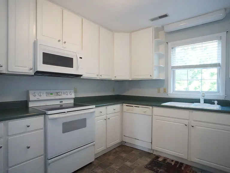 450 Wimmer St — Photo 4
