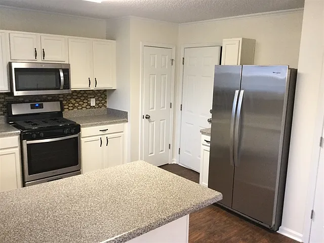 1308 Crestfield Dr — Photo 3