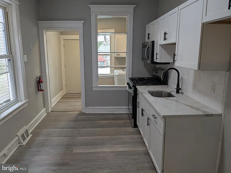 1261 Chase St — Photo 4