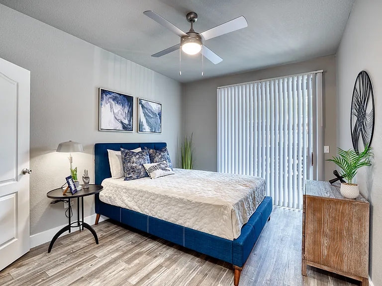 Oxford Apartments — Photo 8